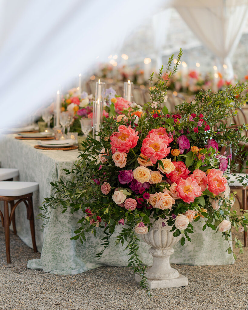 2025 WEDDING TRENDS: COLORFUL TABLES - TheKnotInItaly