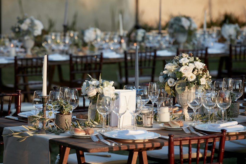 bare table decor for wedding in Tuscany. getting married in Tuscany